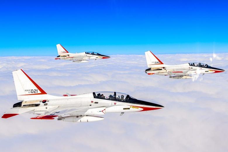 지난 2023년 10월 21일 국민조종사와 명예조종사들이 탑승한 국산 초음속 고등훈련기 T-50이 대한민국 상공을 비행하고 있다. 공군 제공