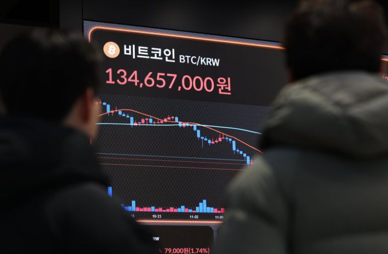 지난 5일 오후 서울 서초구 빗썸라운지 강남본점 전광판에 비트코인 거래 가격이 표시되고 있다. 사진=뉴스1