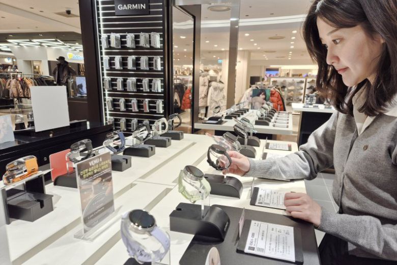 롯데백화점 부산본점 5층 '가민' 매장에서 고객이 운동 기록 측정이 가능한 스마트 워치를 체험해보고 있다. 롯데백화점 부산본점은 새해를 맞아 오는 18일까지 스포츠 상품군 행사를 진행한다. 롯데쇼핑 제공