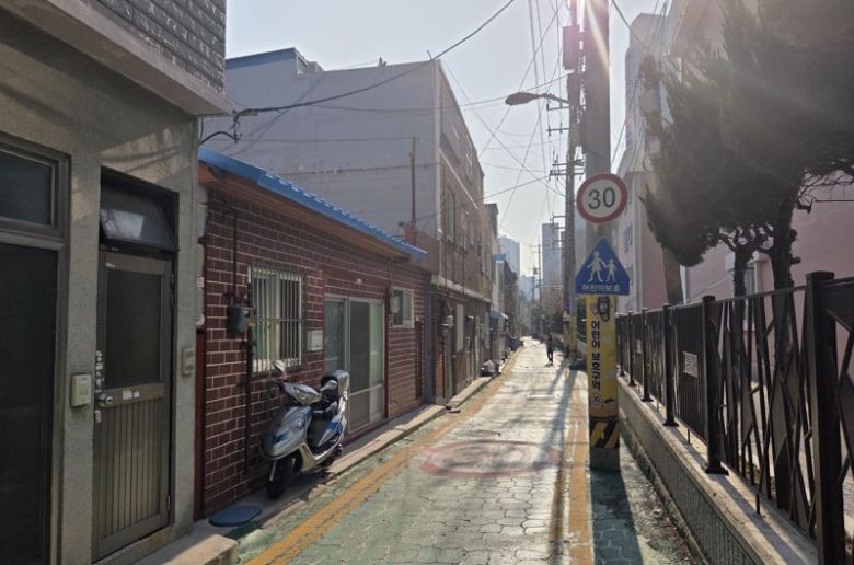 부산 부산진구 부전동 일대 사유지에 도시가스 배관을 설치 제한하는 문제로 인해 장기간 도시가스를 공급받지 못한 주택 거주민들이 배관 설치를 제한한 기업들을 상대로 소송을 제기했다. 사진은 관련 주택 밀집지역 현장. 김재운 부산시의원 제공