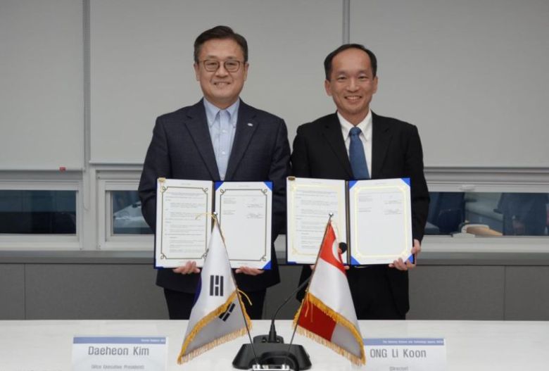 한국선급(KR) 김대헌 부사장(왼쪽)과 싱가포르 국방과학기술청(DSTA) 웡 리쿤 국장이 협약서를 들고 포즈를 취하고 있다. KR 제공