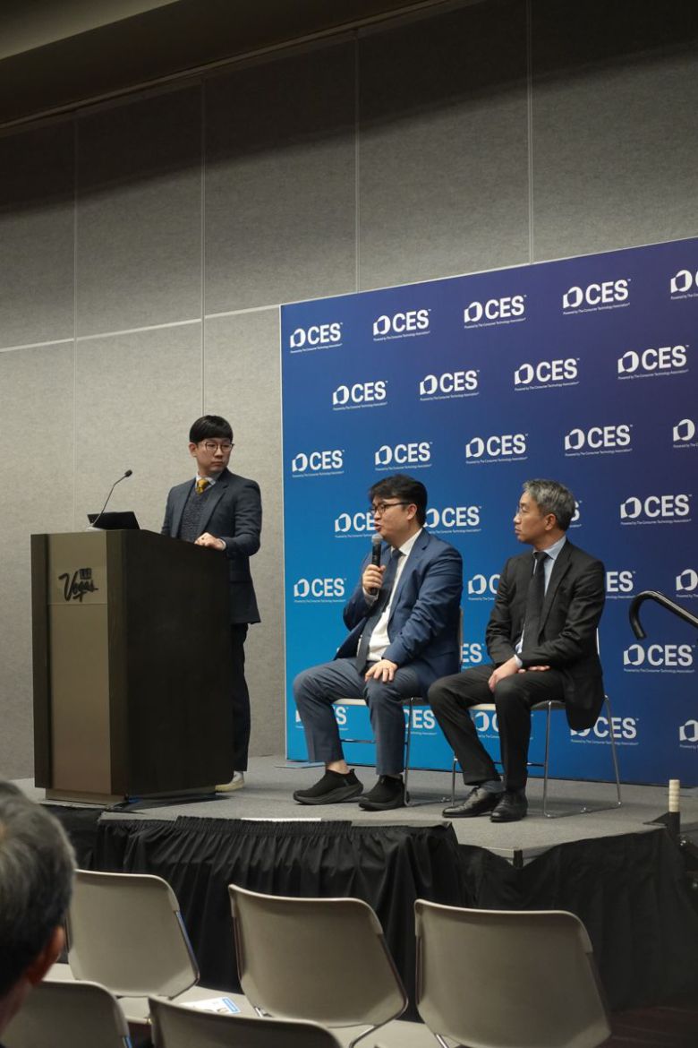왼쪽부터 박영섭 딥엑스 전략마케팅 이사, 김녹원 딥엑스 대표, 조영호 딥엑스 부사장이 지난 6일(현지시간) 라스베이거스에서 열린 CES 2026에서 발표를 진행하고 있다. 딥엑스 제공