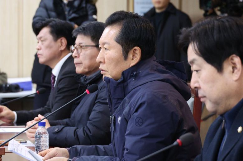 정청래 더불어민주당 대표가 7일 서울 송파구 서울시농수산식품공사에서 열린 서울 민생 현장 최고위원회의에서 발언하고 있다. 뉴스1