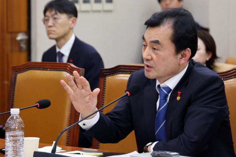 안규백 국방부 장관이 7일 국회에서 열린 법제사법위원회 전체회의에서 의원 질의에 답변하고 있다. 연합뉴스