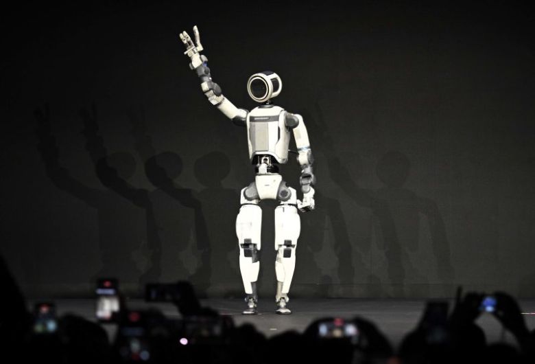 지난 5일(현지시간) 미국 네바다주 라스베이거스 만달레이베이에서 열린 현대차그룹 프레스 컨퍼런스에서 차세대 전동식 아틀라스 시제품이 손인사하고 있다. 뉴스1.