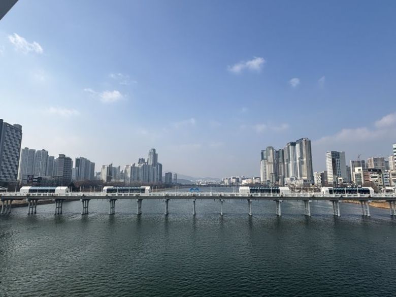 세계음식문화관이 준공된 울산 태화강 울산교 모습. 모두 4개 동의 건물이 세워졌으며 오는 3월부터 세계 6개국 음식이 판매된다. 울산시 제공