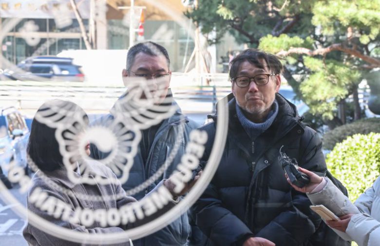 각종 비위 의혹을 받는 김병기 더불민주당 의원을 고발한 김순환 서민민생대책위원회 사무총장이 7일 서울 마포구 서울경찰청 광역수사단에 고발인 조사를 위해 도착해 취재진 질문에 답하고 있다. 뉴스1