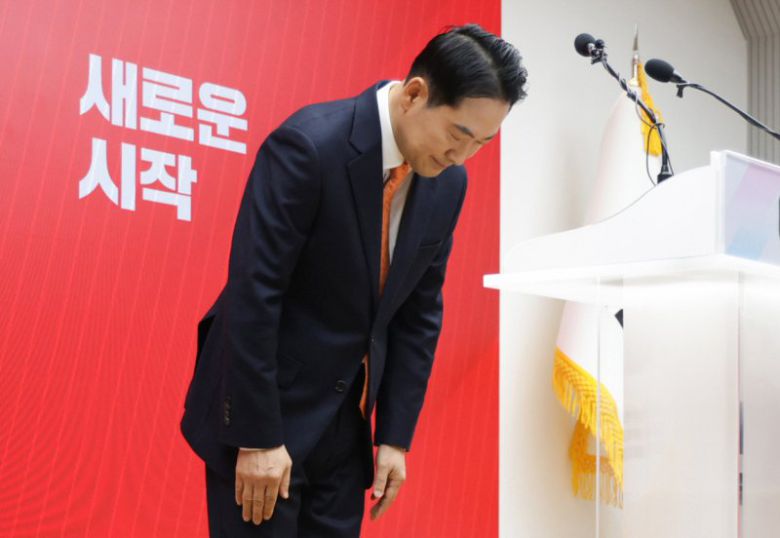 장동혁 국민의힘 대표가 7일 오전 서울 여의도 중앙당사에서 당 쇄신안을 발표와 12.3 비상계엄에 대한 사과를 마친 뒤 인사하고 있다. 뉴스1