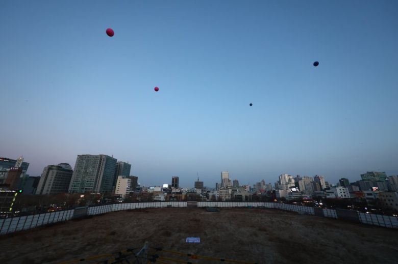 지난 2025년 12월 24일 종묘 앞 개발시 높이와 조망 시뮬레이션을 위해 서울시가 서울 종로구 종묘 인근 세운4구역에 설치한 대형풍선 모습. 뉴시스