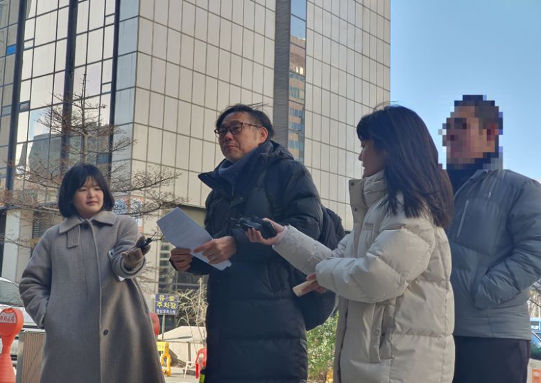 시민단체 서민민생대책위원회 김순환 사무총장(왼쪽에서 두번째)이 7일 공천헌금 수수 의혹과 배우자 수사 무마 의혹까지 불거진 더불어민주당 김병기 의원 관련 고발인 조사를 받기 위해 서울경찰청 공공범죄수사대로 들어서며 취재진 질문에 답하고 있다. 사진=최승한 기자