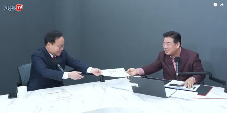 [뉴시스] 유튜버 고성국씨(오른쪽)가 지난 5일 자신의 유튜브 방송에 출연한 국민의힘 김재원 최고위원에게 입당원서를 전달하고 있다. (사진 = 고성국TV 유튜브 캡처)2026.01.06. /사진=뉴시스