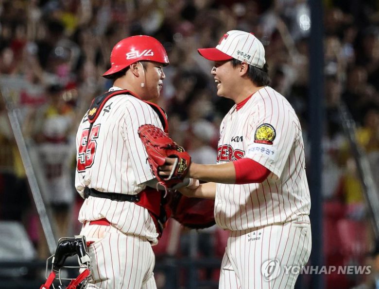 포수 한준수(왼쪽)과 한재승.연합뉴스