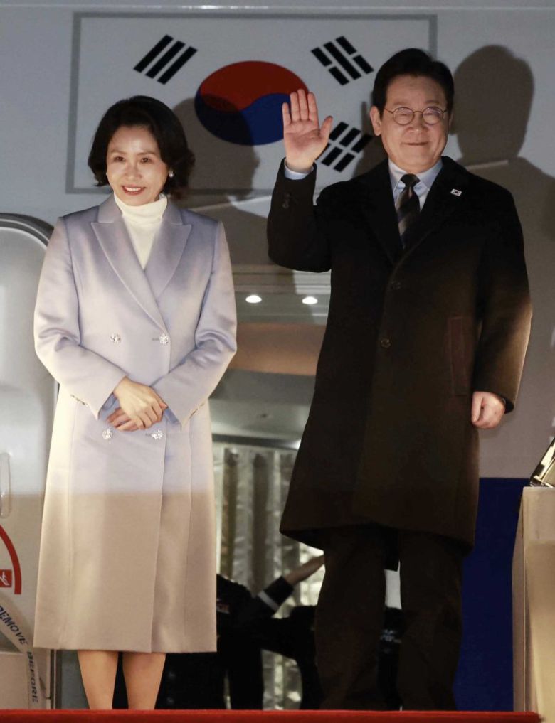 중국 국빈 방문 일정을 마친 이재명 대통령과 김혜경 여사가 7일 상하이 푸동 국제공항에서 공군 1호기에 올라 인사하고 있다. 뉴시스