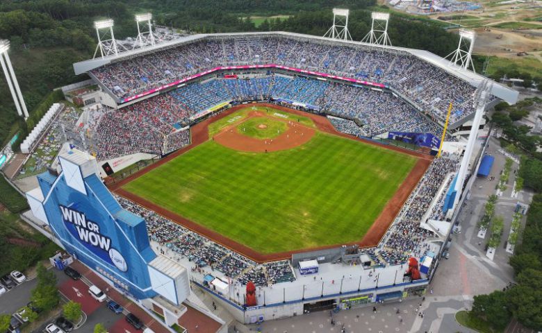 프로야구 삼성 라이온즈 홈 경기가 열리는 대구삼성라이온즈파크. 별칭은 '라팍' 연합뉴스                                      프로축구 삼성 블루윙즈의 홈경기장으로 사용하는 '빅버드' 수원월드컵경기장 연합뉴스                                       연합뉴스