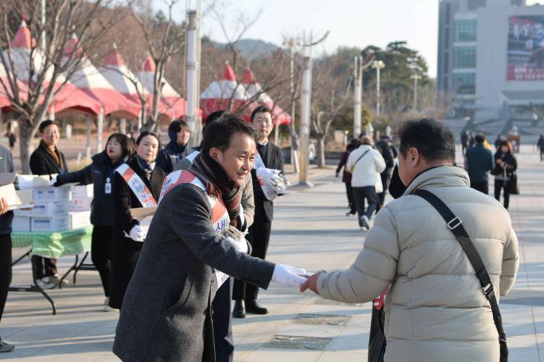 한국마사회 렛츠런파크 임직원 10여명이 지난 4일 더비광장 입구에서 고객들에게 준비한 영양찰떡을 전해주고 있다. 한국마사회 제공