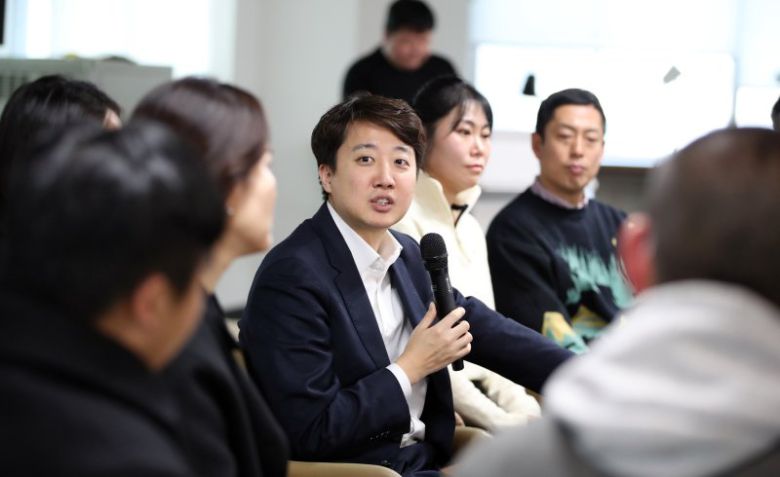 2025년 12월 31일 오후 제주시 제주청년센터에서 이준석 개혁신당 대표가 청년들과의 라운드테이블에서 질의응답을 하고 있다. 뉴스1