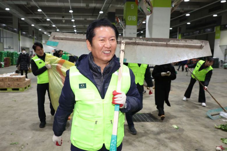정청래 더불어민주당 대표가 7일 서울 송파구 가락동 농수산물도매시장을 찾아 청소를 하고 있다. 뉴스1