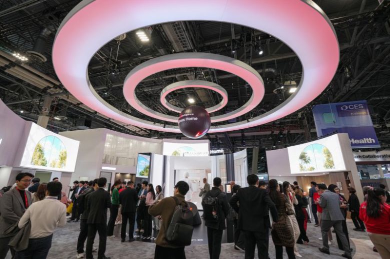 세라젬 'CES 2026' 부스 전경 세라젬 제공                                      6일(현지시간) 'CES 2026' 바디프랜드 전시 공간에서 관람객들이 안마기 체험을 하고 있다. 뉴스1