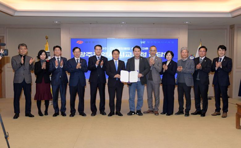 강기정 광주광역시장(왼쪽에서 여섯 번째)과 이정선 광주광역시교육감(일곱 번째)이 7일 광주시청 비즈니스룸에서 '광주·전남 대통합 성공과 교육혁신을 위한 공동 선언문'을 발표한 뒤 관계자들과 기념사진을 촬영하고 있다. 광주광역시·광주광역시교육청 제공