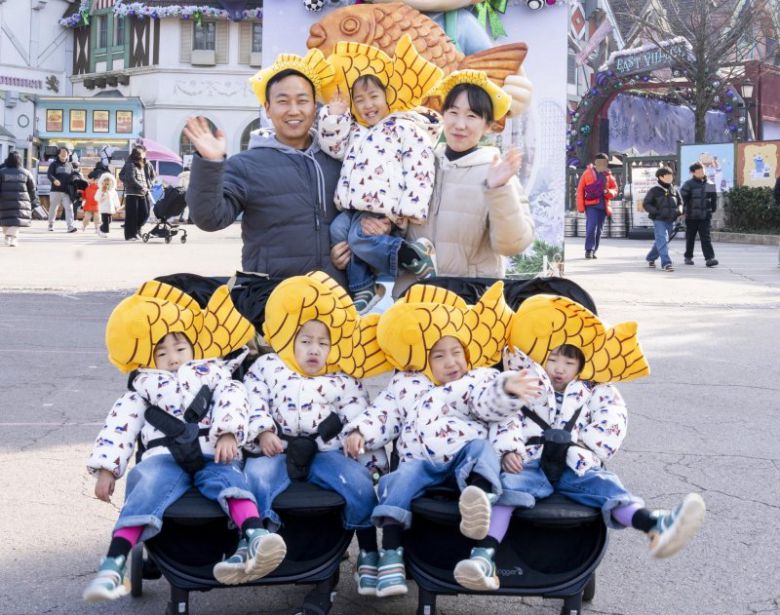 지난 4일 에버랜드를 찾은 김진수(뒷줄 왼쪽), 서혜정 부부가 다섯 쌍둥이 자녀와 '붕어빵 러쉬' 현장을 찾아 기념촬영을 하고 있다. 삼성물산 제공