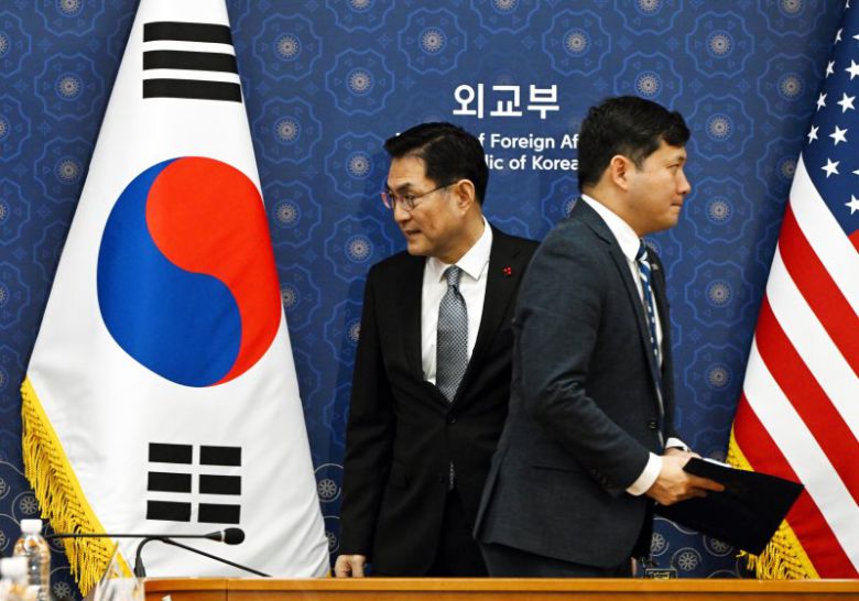 케빈김 전 주한미국대사대리(오른쪽)가 정연두 외교전략정보본부장과 지난해 12월 16일 서울 종로구 외교부 청사에서 열린 한미 정상회담 조인트 팩트시트(공동설명자료) 후속 협의에서 기념 촬영 후 자리로 향하고 있다. 연합뉴스