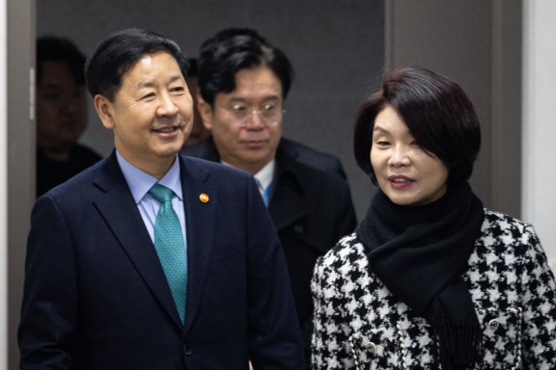 한정애 더불어민주당 정책위의장과 구윤철 부총리 겸 재정경제부 장관이 7일 서울 여의도 국회 의원회관에서 열린 2026년 경제성장전략 당정협의에 참석하고 있다. 가운데는 김영훈 고용노동부 장관. 뉴스1