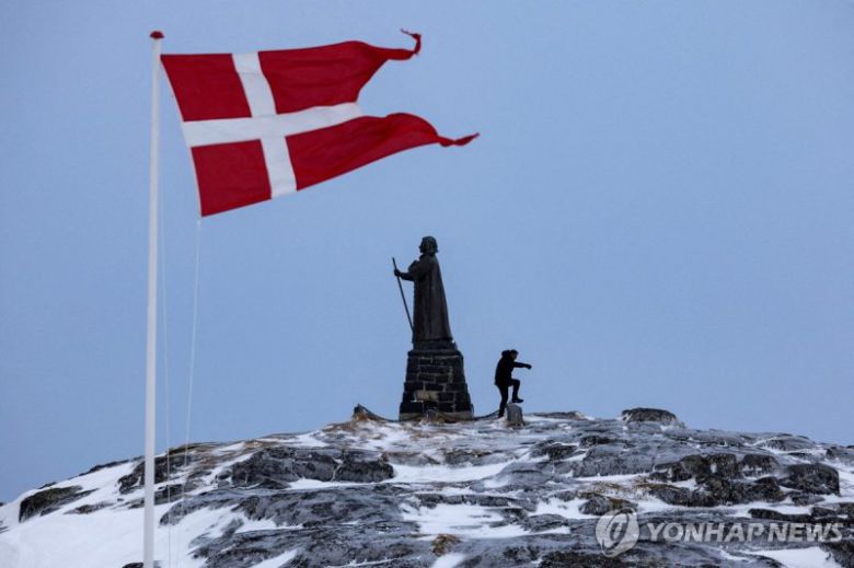 덴마크 국기 펄럭이는 그린란드 수도 누크. 연합뉴스
