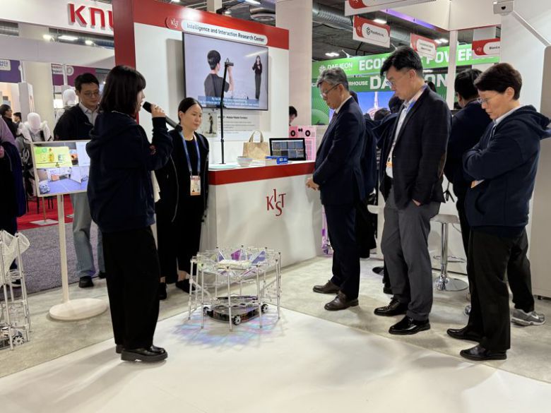 한국과학기술연구원(KIST) 역대 최대 규모로 꾸린 CES 2026 전시관을 관람객들이 살피고 있다. KIST는 15개 대표 연구성과를 공개했다. KIST 제공