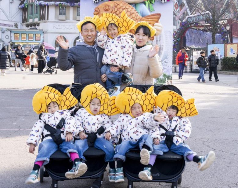 에버랜드 '붕어빵 러쉬' 현장을 찾은 다섯 쌍둥이 가족. 삼성물산 제공