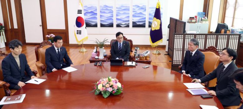 우원식 국회의장(가운데)이 7일 국회 의장 집무실에서 열린 국민투표법 개정 간담회에서 모두발언을 하고 있다. 왼쪽부터 국회 행정안전위원회 더불어민주당 간사 윤건영 의원, 행정안전위 신정훈 위원장. 우 의장. 뉴시스