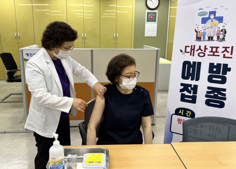 대상포진 예방백신을 접종하면 대상포진 발생 위험을 약 90%(싱그릭스주 기준) 낮출 뿐 아니라, 발병하더라도 대상포진 후 신경통으로 이어질 가능성을 약 67% 줄일 수 있다. 백신 효과는 약 5년 정도 지속된다. 사진은 울산 남구보건소에서 대상포진 예방접종을 받고 있는 어르신의 모습. /뉴스1