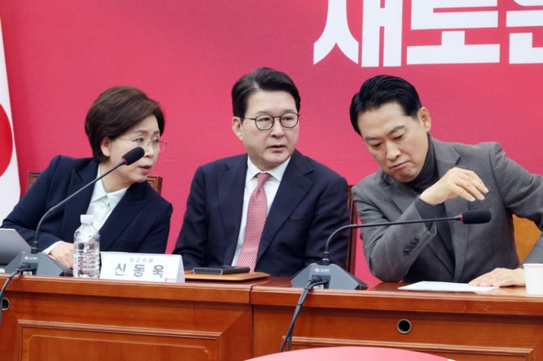 국민의힘 장동혁 대표가 8일 국회에서 열린 최고위원회의에서 최고위원들과 대화를 나누고 있다. 왼쪽부터 양향자 최고위원, 신동욱 수석최고위원, 장 대표. 사진=박범준 기자