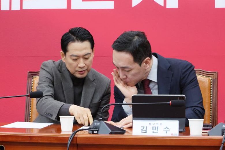 국민의힘 장동혁 대표(왼쪽)가 8일 국회에서 열린 최고위원회의에서 김민수 최고위원과 이야기를 하고 있다. 사진=박범준 기자