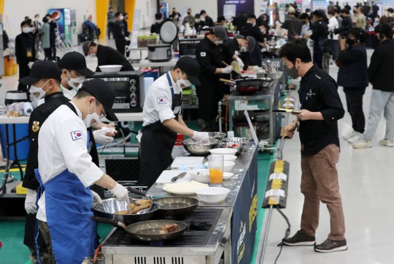 지난 2023년 11월30일 열린 제3회 군인요리대회 '황금삽 셰프 어워즈' 본선에서 군 급식 조리병들이 경연을 진행하고 있다. 뉴스1