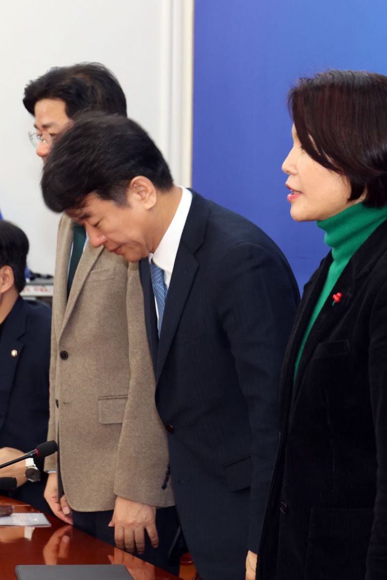 더불어민주당 문진석 원내대표 대행과 한정애 정책위의장이 8일 서울 여의도 국회에서 열린 정책조정회의에서 인사하고 있다. 사진=서동일 기자