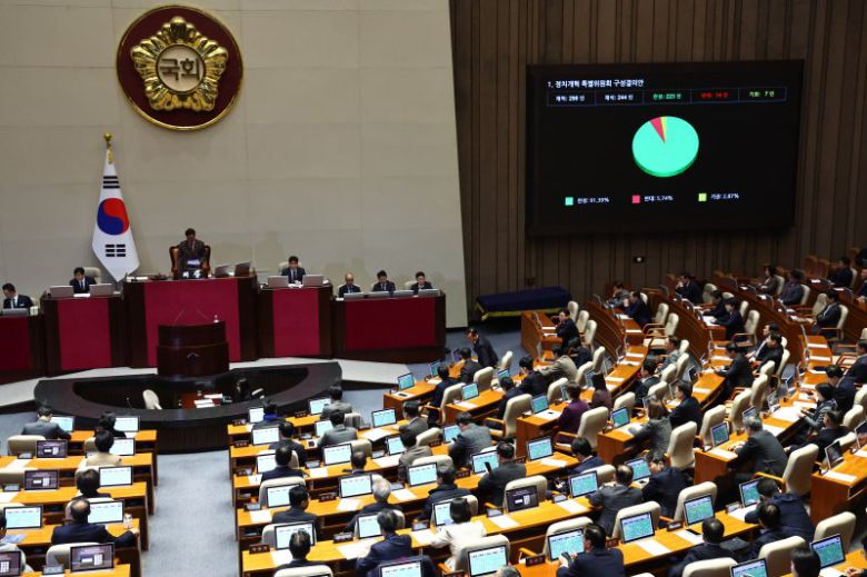 지난해 12월 22일 국회에서 열린 본회의에서 정치개혁 특별위원회 구성결의안이 통과되고 있다. 뉴시스