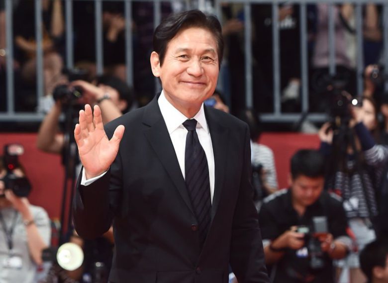 배우 안성기가 5일 서울 용산구 순천향대병원에서 향년 74세를 일기로 별세했다. 사진은 2016년 제21회 부산국제영화제 개막식 레드카펫 행사에 참석하는 배우 안성기. 뉴스1