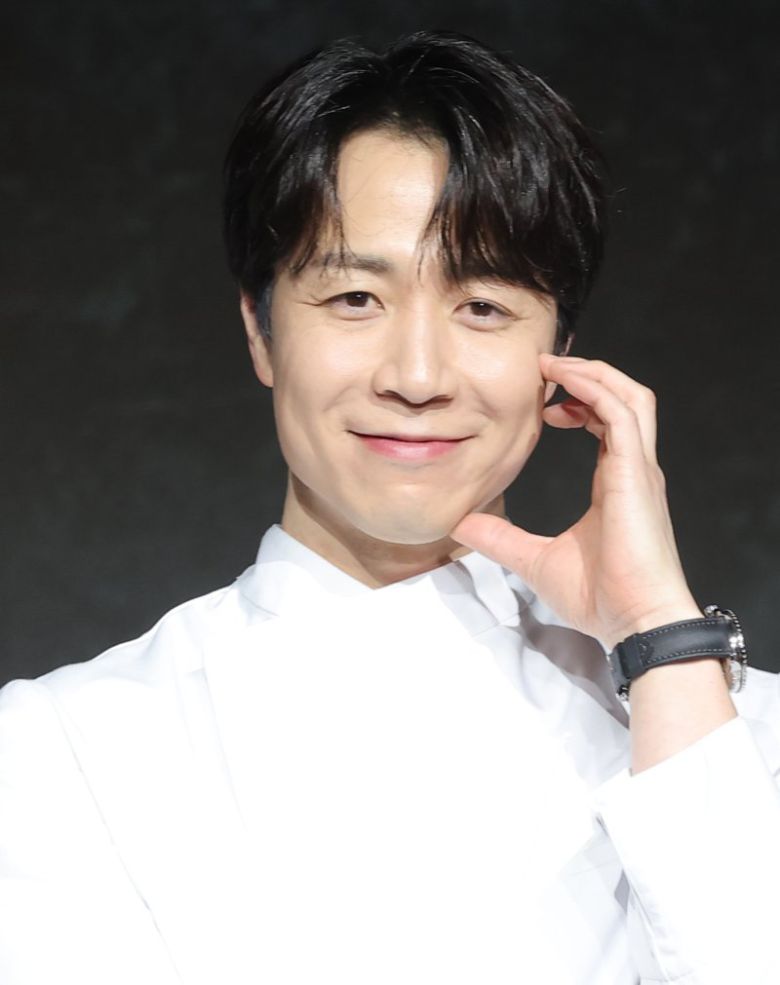 (서울=뉴스1) 권현진 기자 = 셰프 손종원이 17일 오전 서울 종로구 JW메리어트동대문스퀘어에서 열린 넷플릭스 예능 '흑백요리사: 요리 계급 전쟁2'(이하 '흑백요리사2') 제작발표회에 참석해 포즈를 취하고 있다. '흑백요리사2'는 오직 맛으로 계급을 뒤집으려는 재야의 고수 '흑수저' 셰프들과 이를 지키려는 대한민국 최고 수준의 스타 셰프 '백수저'들이 펼치는 요리 서바이벌 예능이다. 2025.12.17/뉴스1 /사진=뉴스1화상