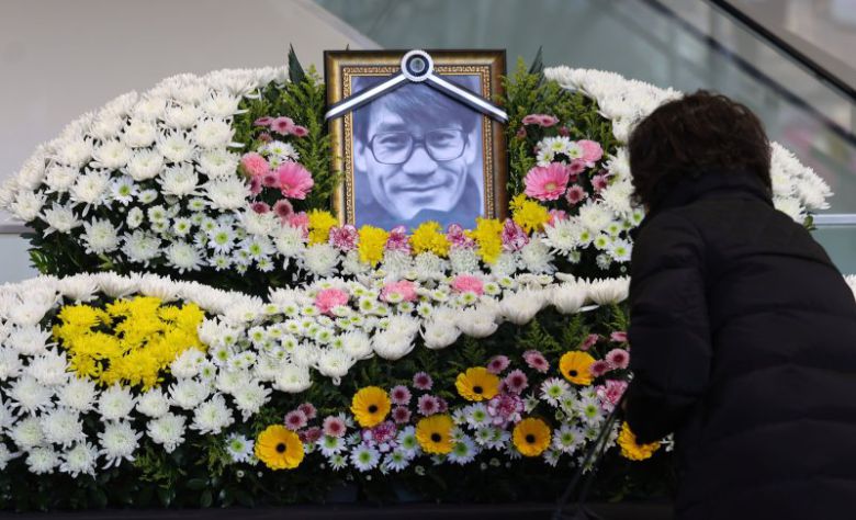 6일 서울 중구 서울영화센터에 마련된 배우 고(故) 안성기 추모 공간을 찾은 시민들이 조문하고 있다. 뉴시스