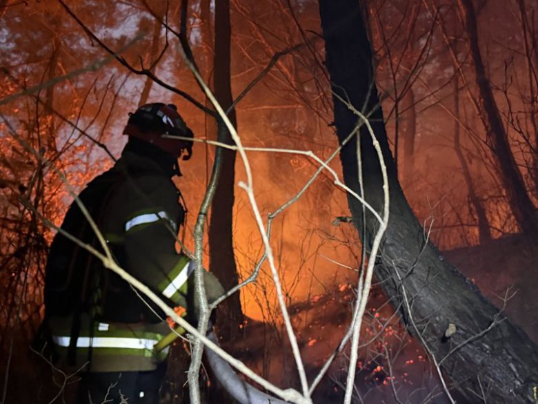 10일 오후 3시 14분쯤 경북 의성군 의성읍 비봉리의 한 야산에서 대형 산불이 발생해 소방 당국이 대응2단계를 발령하고 야간 진화에 나서고 있다. 경북소방안전본부 제공