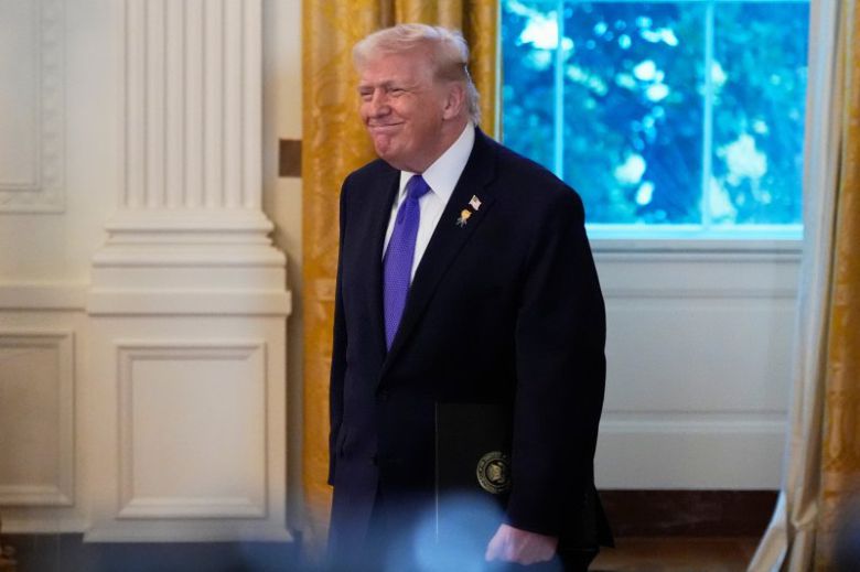 도널드 트럼프 미국 대통령이 9일(현지시간) 석유업계 주요 관계자들을 만나기 위해 워싱턴 백악관 이스트룸에 들어서고 있다. AP 뉴시스