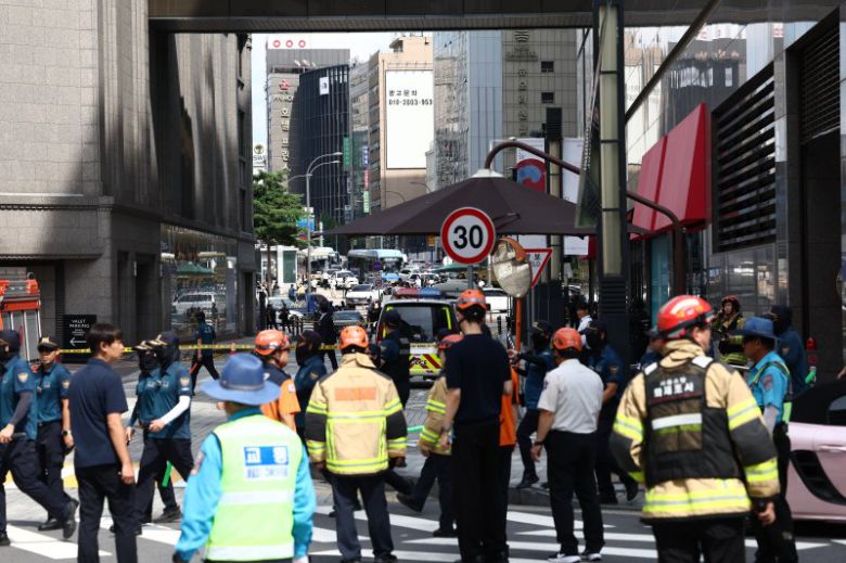 지난해 8월 오후 서울 신세계백화점 본점에서 한 인터넷 커뮤니티에 해당 백화점 내부에 폭발물을 설치했다는 협박글이 올라와 경찰 및 소방 관계자들이 현장을 통제하고 있다. 뉴스1