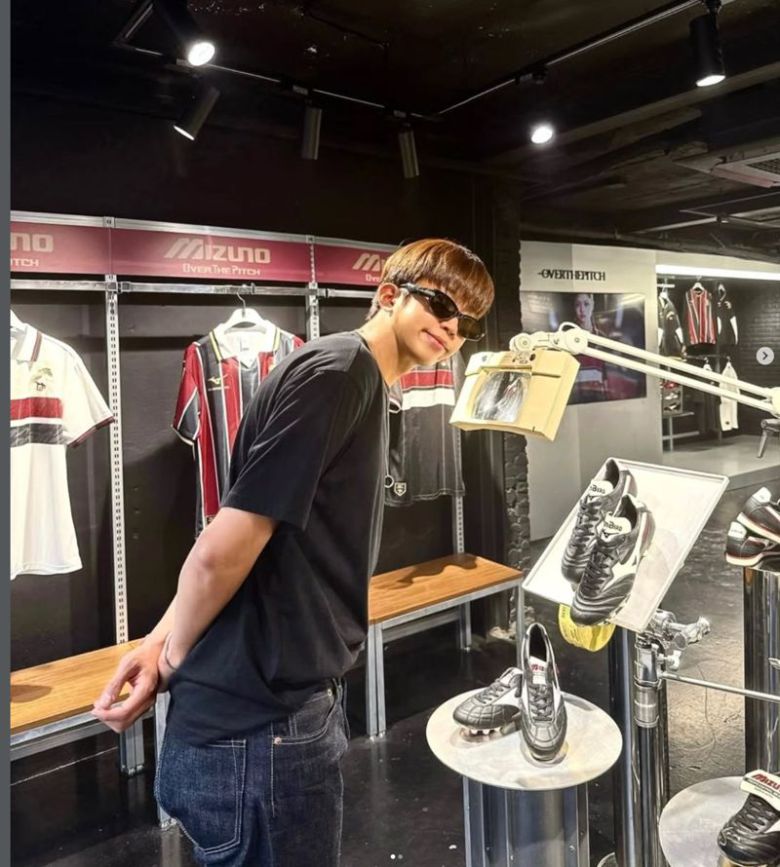 임영웅이 축구화 및 유니폼 앞에서 미소짓고 있다.임영웅 SNS