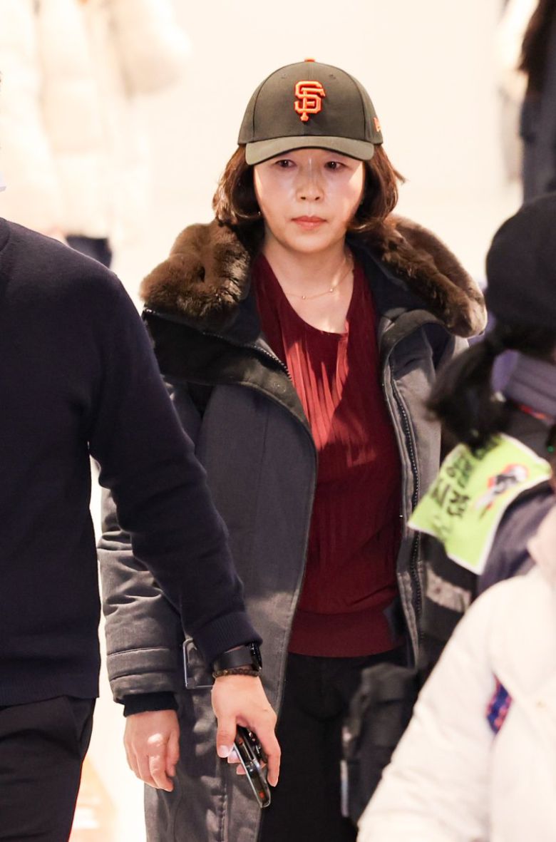 2022년 지방선거를 앞두고 당시 강선우 더불어민주당 의원에게 공천헌금 명목으로 1억원을 건넨 의혹을 받는 김경 서울시의원이 11일 오후 인천국제공항 제1여객터미널을 통해 귀국하고 있다. 뉴시스