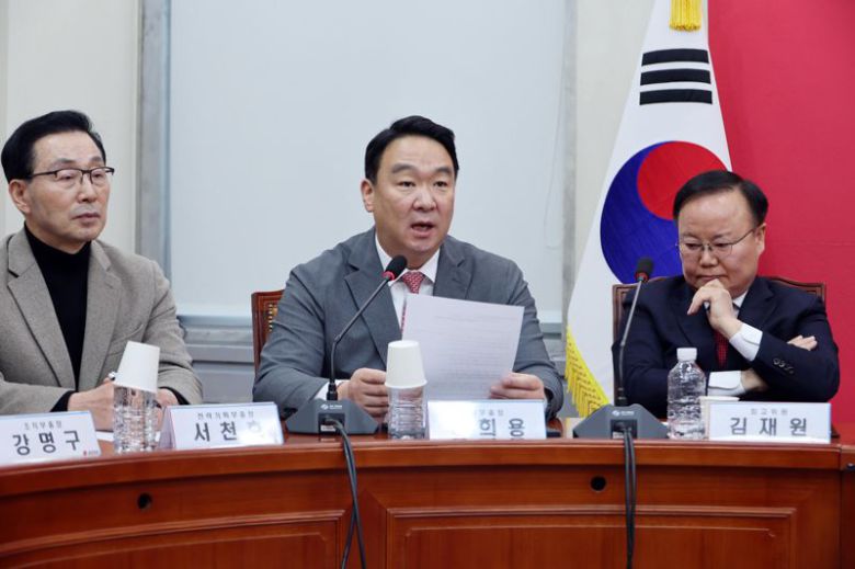 정희용 국민의힘 사무총장이 12일 서울 여의도 국회에서 열린 최고위원회의에서 당명개정 관련 업무보고를 하고 있다. 사진=박범준 기자