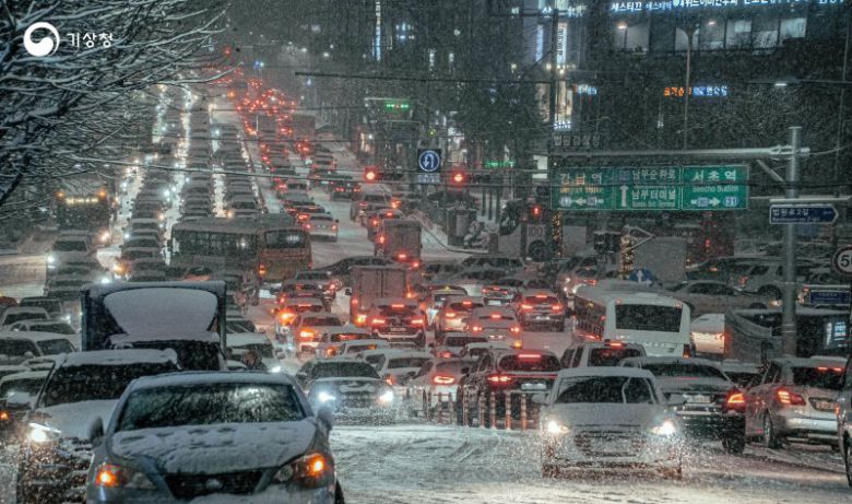 기상기후 사진공모전 본선에 진출한 '폭설로 인해 마비된 도심'. 기상청 제공