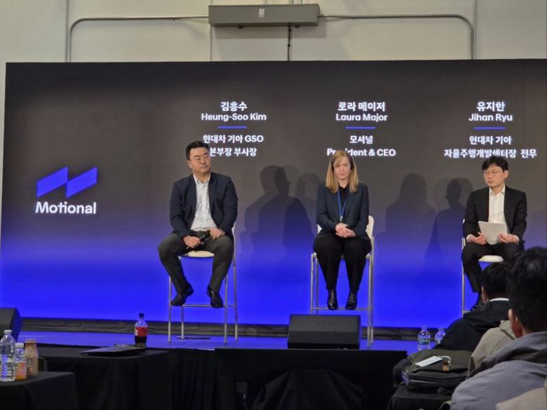 지난 8일(현지시간) 미국 라스베이거스에 위치한 모셔널 테크니컬 센터에서 자사 자율주행 기술 개발 현황과 향후 전략을 소개하는 기자 간담회가 열렸다. 왼쪽부터 현대차·기아 글로벌전략(GSO)본부장 김흥수 부사장, 모셔널 CEO 로라 메이저 사장, 현대차·기아 자율주행개발센터장 유지한 전무. 사진=김학재기자