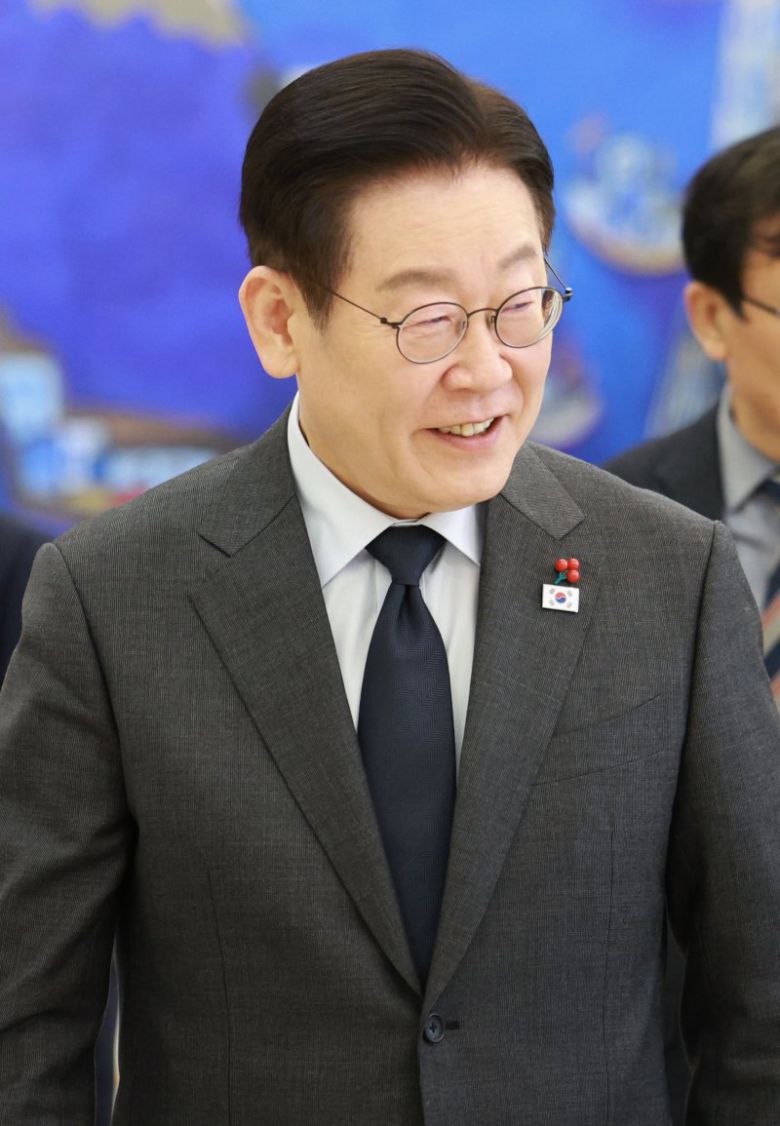 이재명 대통령이 12일 청와대에서 열린 종교지도자 초청 오찬 간담회에 입장하고 있다. 청와대통신사진기자단