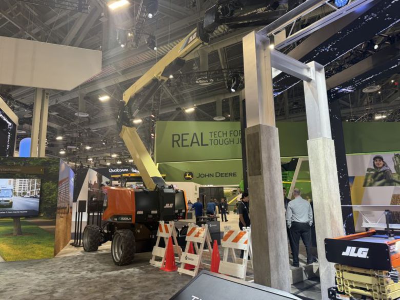 지난 6일(현지시간) 개막한 CES 2026 전시장에서 미국 오시코시 산하 브랜드 JLG가 고소 작업 자동화를 겨냥한 관절형 붐 리프트를 전시했다. 사진=임수빈 기자                                  지난 6일(현지시간) 개막한 CES 2026 전시장에서 미국 오시코시의 경계 보안 로봇이 시연되고 있다. 사진=임수빈 기자