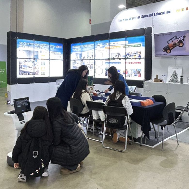 지난 18일 부산 벡스코에서 열린 ‘부산 디지털교육 페스타’의 부산교육청 부스에서 관람객들이 AI 로봇 ‘버프’를 체험하고 있는 모습. 블루바이저시스템즈 제공